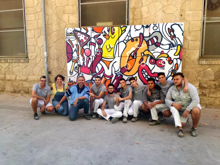 Taller de grafit i pintura mural pels alumnes treballadors del programa Casa d’Oficis Treball als Barris de l’IMO
