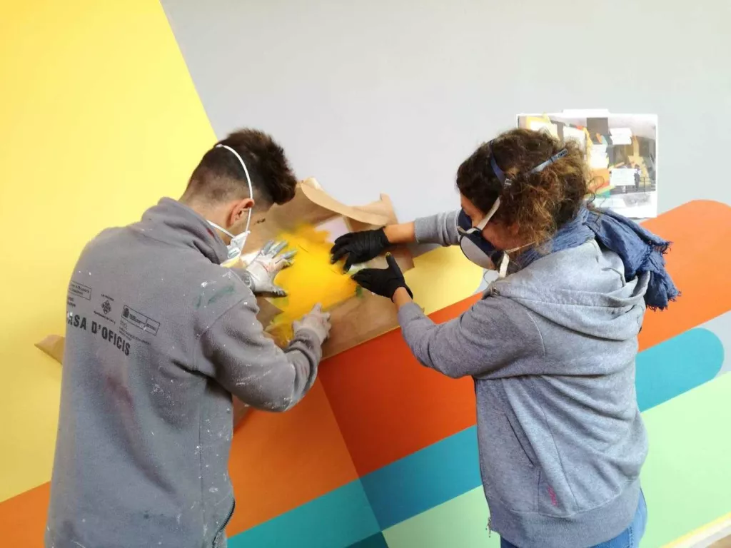 Taller de grafit i pintura mural pels alumnes treballadors del programa Casa d’Oficis Treball als Barris de l’IMO