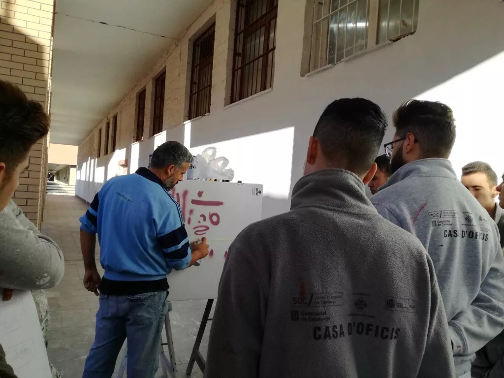 Taller de grafit i pintura mural pels alumnes treballadors del programa Casa d’Oficis Treball als Barris de l’IMO