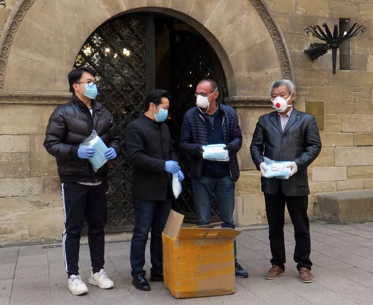 La comunitat xinesa de Lleida dóna 2.000 mascaretes a la Paeria