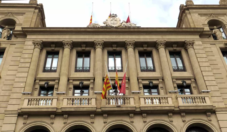 Les banderes de la Paeria onegen a mitja asta per les víctimes de Covid-19