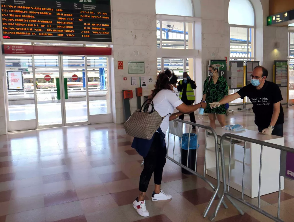 La Paeria reparteix mascaretes al transport públic de Lleida