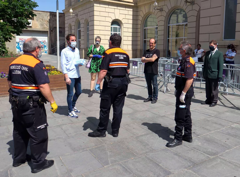 La Paeria reparteix mascaretes al transport públic de Lleida