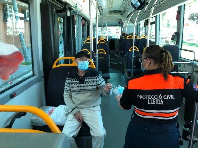 La Paeria reparteix mascaretes al transport públic de Lleida