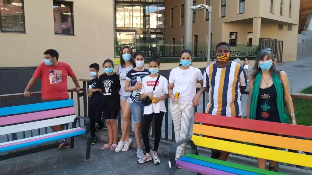 Lleida llueix els colors de la bandera LGTBI al mobiliari urbà i passos de vianants