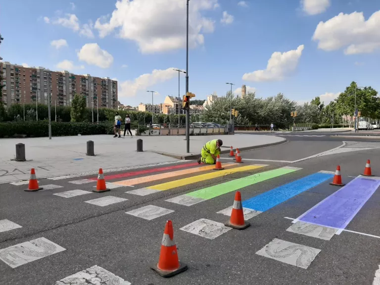Lleida llueix els colors de la bandera LGTBI al mobiliari urbà i passos de vianants