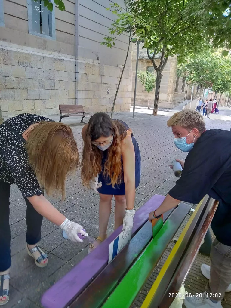 Lleida llueix els colors de la bandera LGTBI al mobiliari urbà i passos de vianants