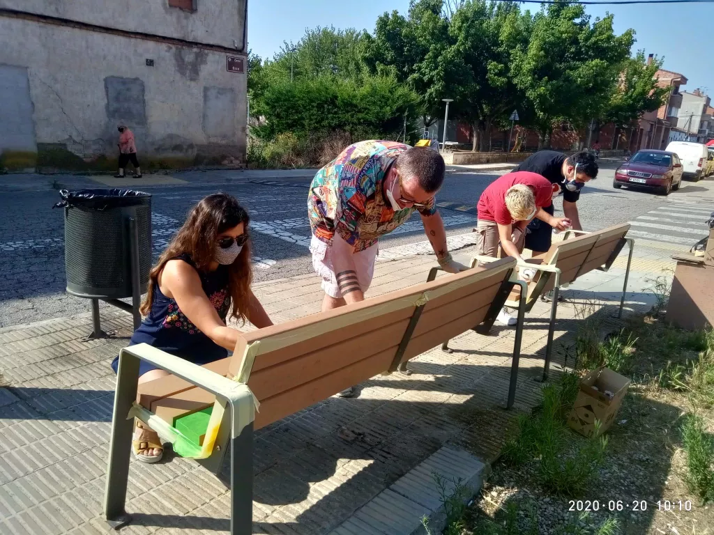 Lleida llueix els colors de la bandera LGTBI al mobiliari urbà i passos de vianants