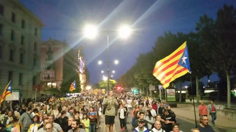 Milers de persones es manifesten a Lleida i reclamen avançar cap a la República