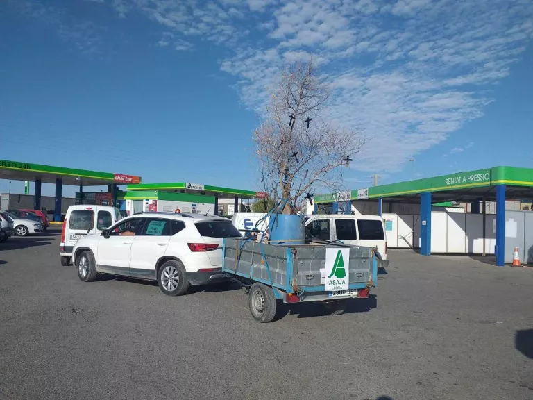 40 vehicles i 80 pagesos es desplacen a Barcelona en marxa lenta per reclamar ajuts per l'incendi del juny