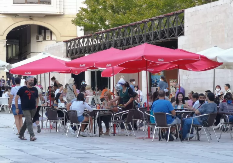 ⏯️ Salut proposa reduir de deu a sis el nombre màxim de persones en reunions socials