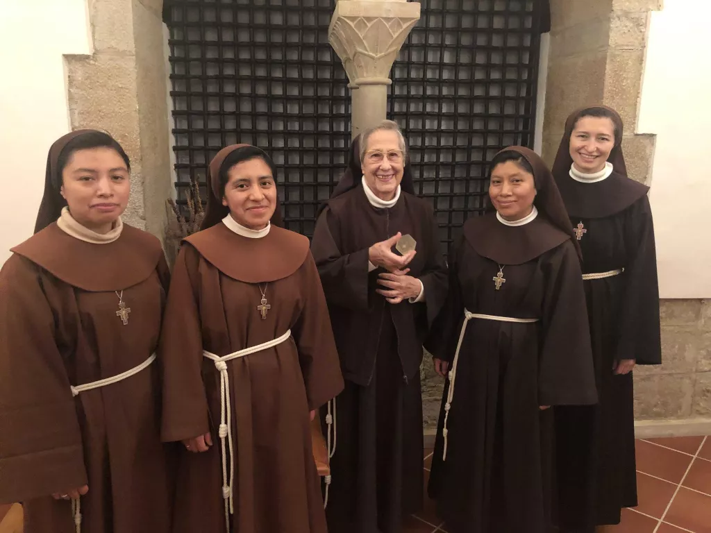 Unes Germanes del convent de Sant Crist de Balaguer elaboren un sabó amb mel