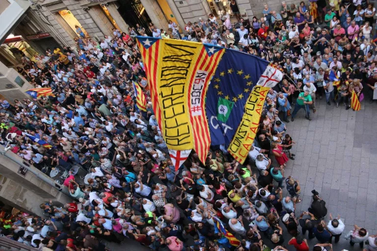 Centenars de persones omplen la plaça Paeria reclamant a Ros poder votar