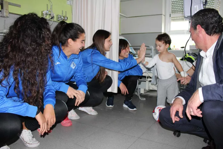 Jugadores de l’AEM visiten els infants ingressats a l’Arnau de Vilanova