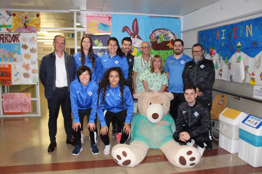 Jugadores de l’AEM visiten els infants ingressats a l’Arnau de Vilanova