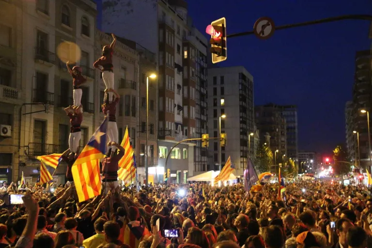 Milers de persones responen a l'Estat omplint el centre de Lleida en defensa de la Generalitat i del Referèndum