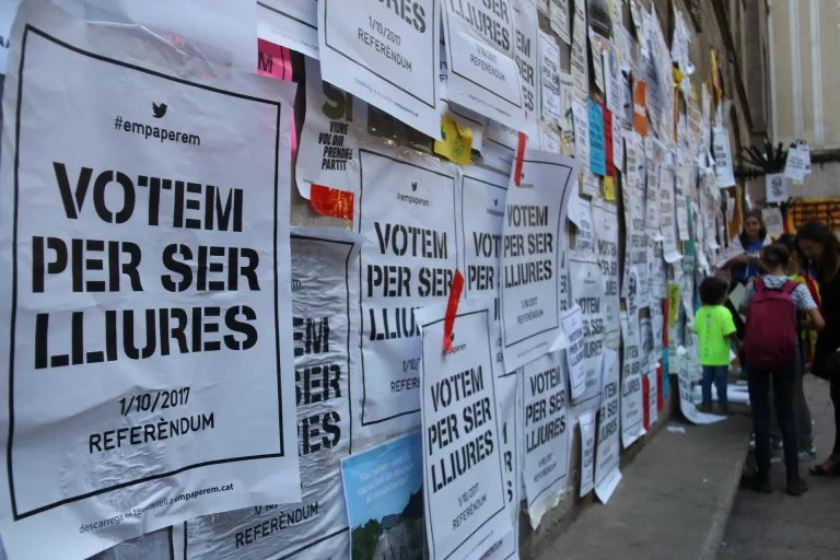 Lleida queda empaperada de cartells reclamant votar al Referèndum (GALERIA D'IMATGES)