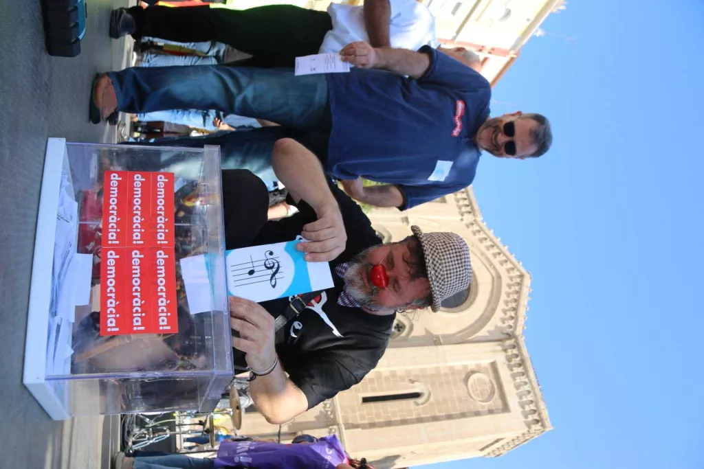 Una multitudinària i festiva plaça Sant Joan reclama votar l'1O