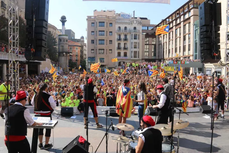 Una multitudinària i festiva plaça Sant Joan reclama votar l'1O
