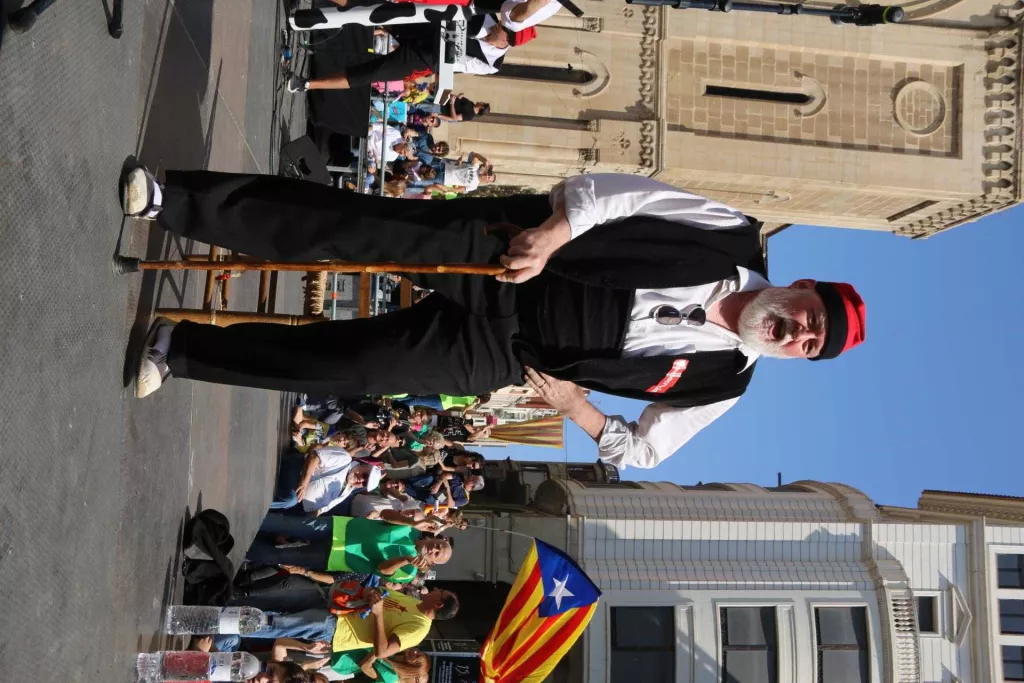 Una multitudinària i festiva plaça Sant Joan reclama votar l'1O