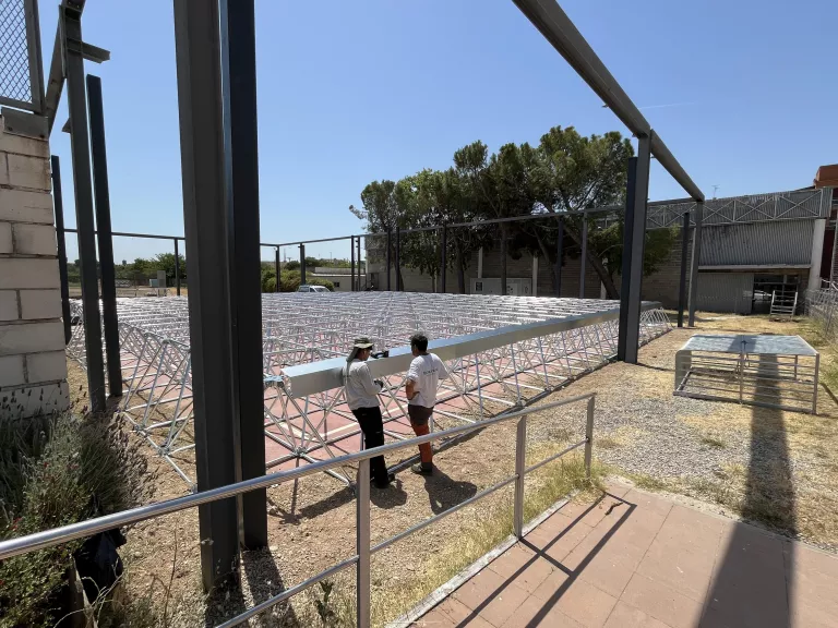 L’ombratge de la pista del Centre Cívic de la Bordeta estarà enllestit el mes vinent