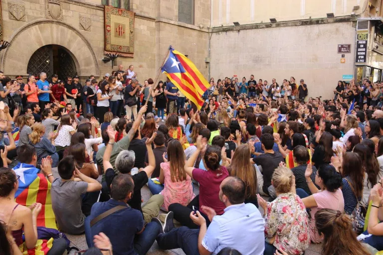 Condemna multitudinària al carrer contra la repressió policial i cridant a la vaga general