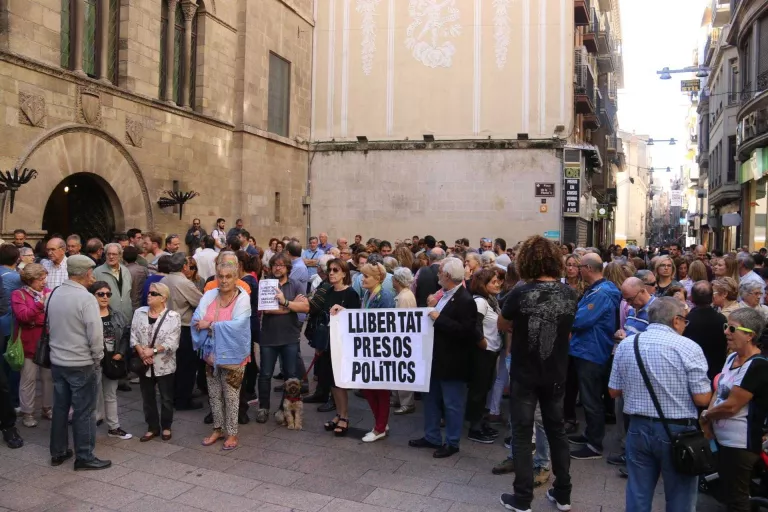Centenars de persones s'aturen al migdia i es prepara una manifestació amb espelmes per la "llibertat per als Jordis"