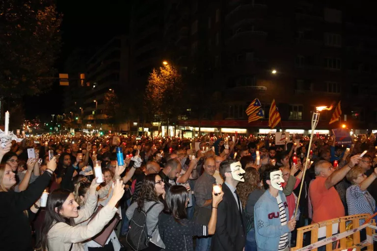 Espelmes i silenci demanen a Lleida "Llibertat pels presos polítics"