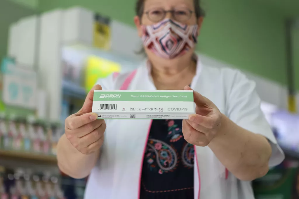 Les farmàcies detecten més de 300 positius en una setmana de proves a infants i monitors de lleure