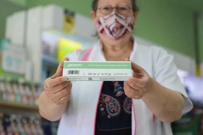 Les farmàcies detecten més de 300 positius en una setmana de proves a infants i monitors de lleure
