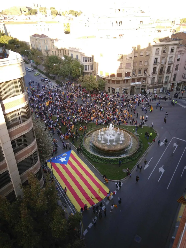 Més d'un miler de persones celebra la declaració de República a Lleida