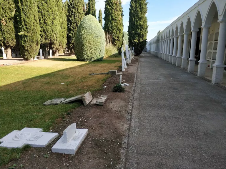 Destrossen diverses tombes al cementiri del Palau d'Anglesola
