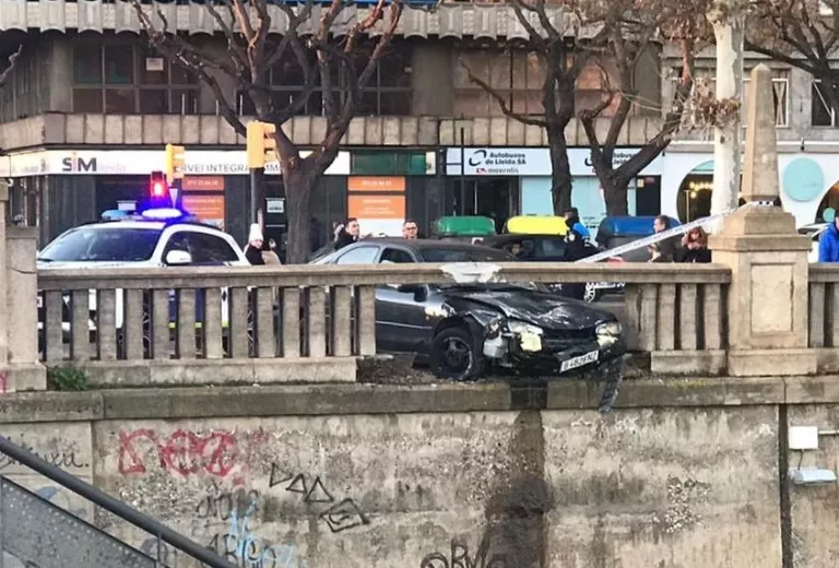 Un jove conductor encasta el seu vehicle a una barana del riu Segre a Lleida