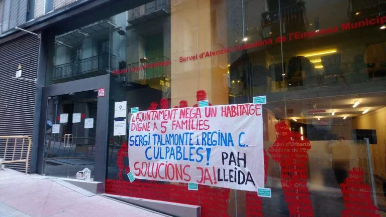 La PAH Lleida ocupa Habitatge per exigir un habitatge digne per a cinc famílies