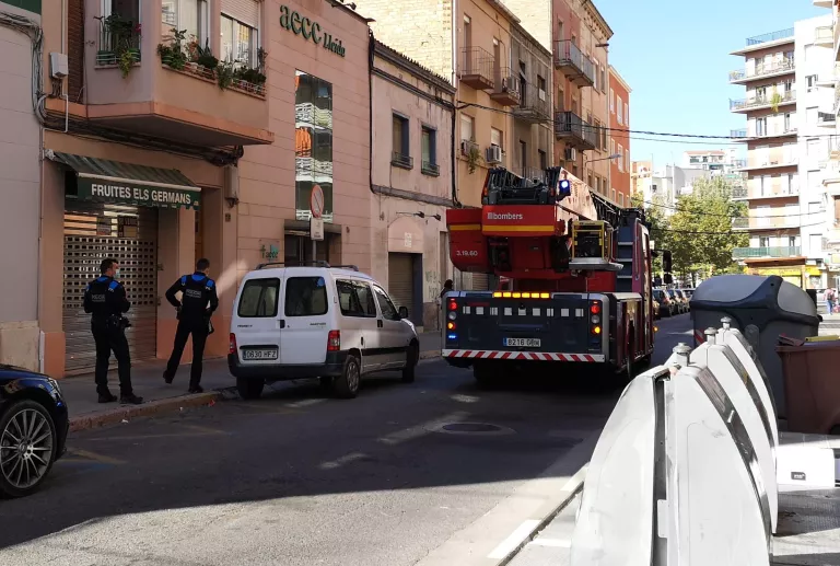 Els Bombers sufoquen un incendi en un habitatge del barri del Clot de Lleida
