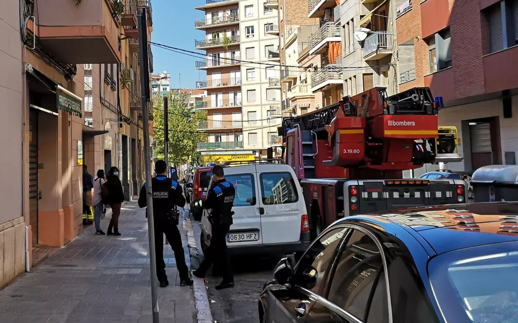 Els Bombers sufoquen un incendi en un habitatge del barri del Clot de Lleida