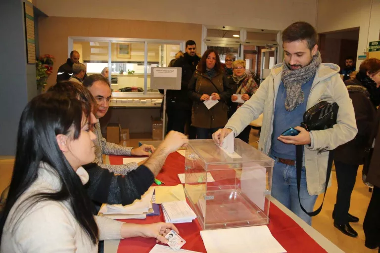 #eleccions 21D / La jornada electoral més atípica comença amb cues als col·legis