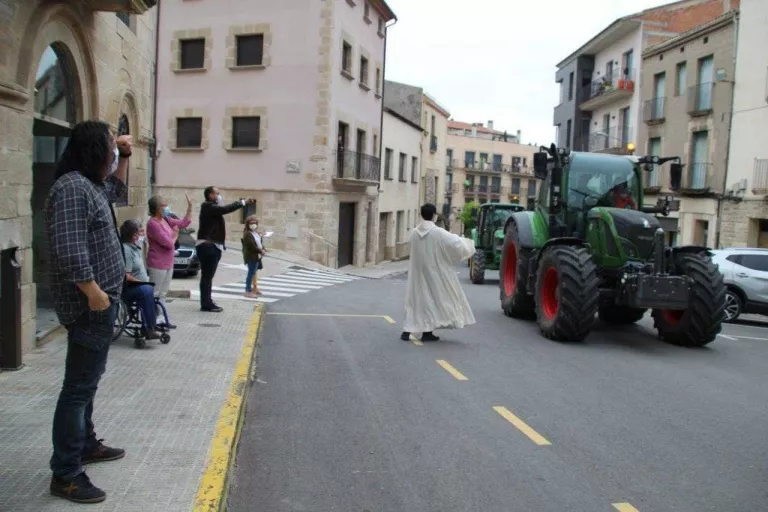 Bellpuig celebra els Tres Tombs de Sant Isidre amb una trentena de tractors
