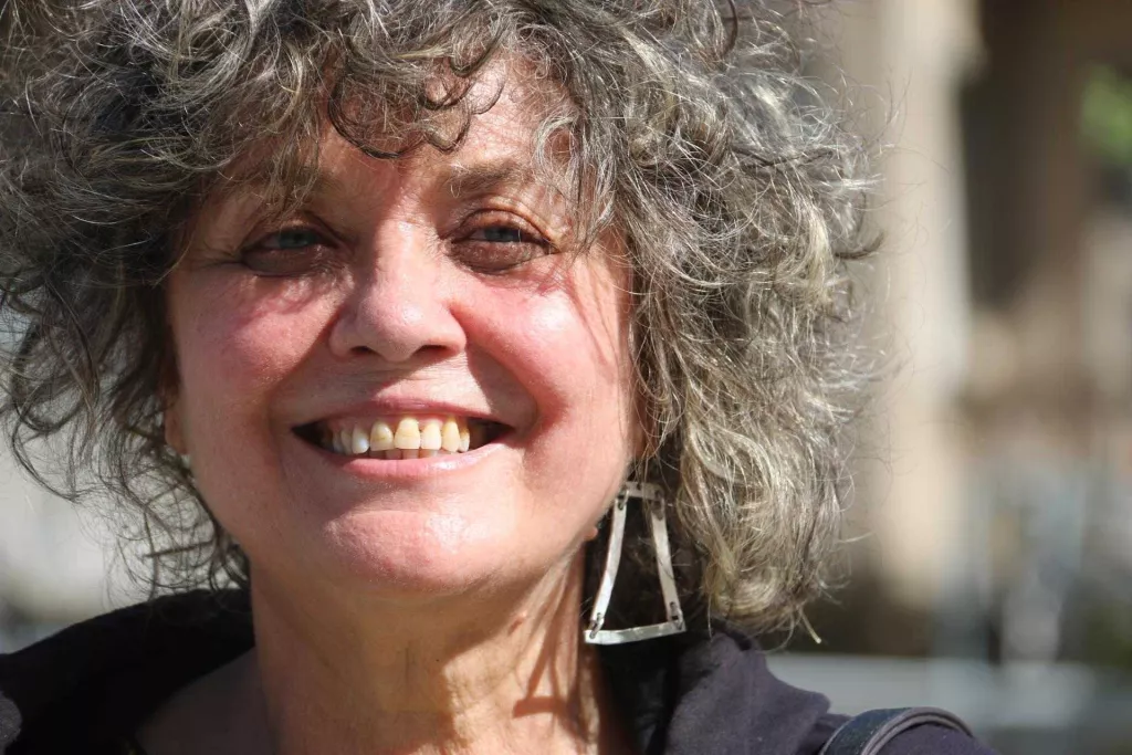Lola Miquel: "Fins i tot la poesia corrosiva és metamorfosi de la realitat, alquímia amb paraules"