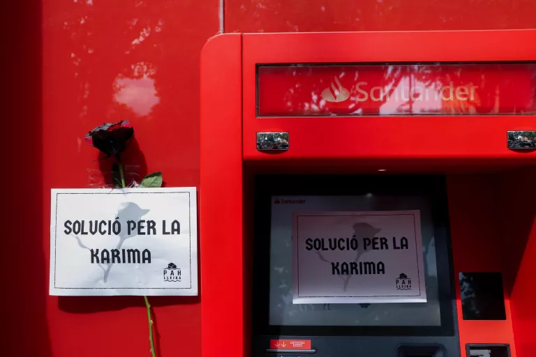 La PAH de Lleida entrega roses negres al Banc Santander com a símbol de protesta pel cas de la Karima