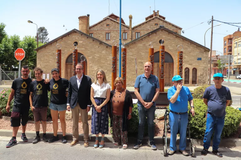Mollerussa homenatja els 50 anys d'ACUDAM amb una escultura commemorativa