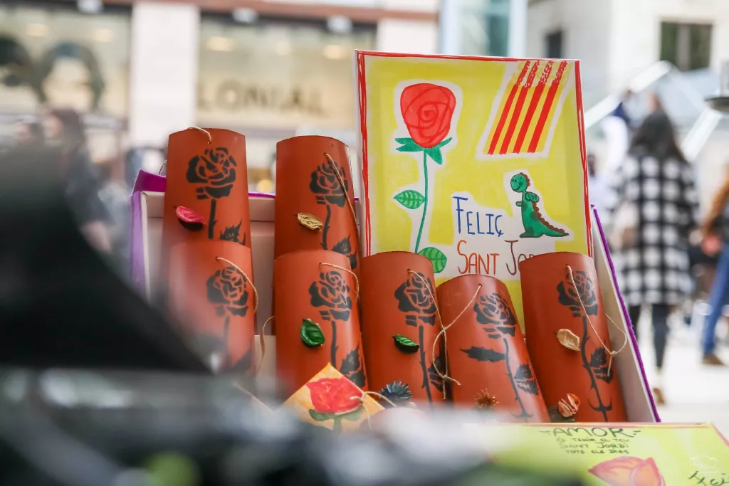Ambient de festa a Lleida per celebrar la Diada de Sant Jordi