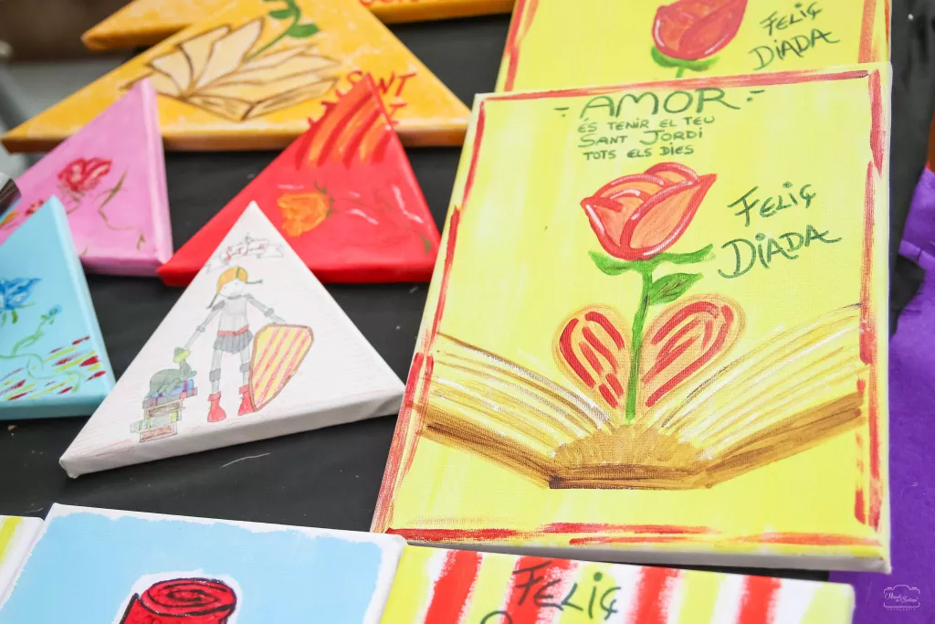 Ambient de festa a Lleida per celebrar la Diada de Sant Jordi