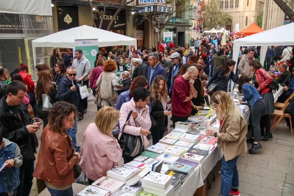 Ambient de festa a Lleida per celebrar la Diada de Sant Jordi