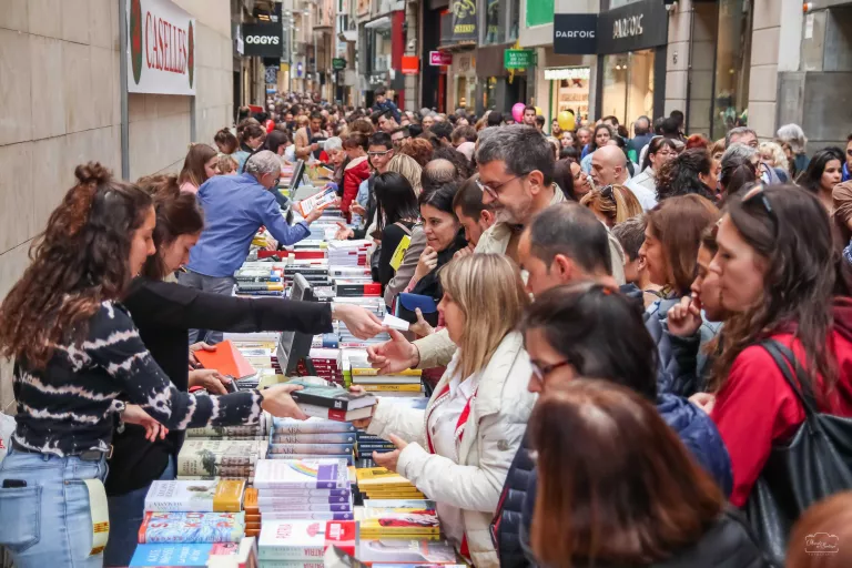 Ambient de festa a Lleida per celebrar la Diada de Sant Jordi