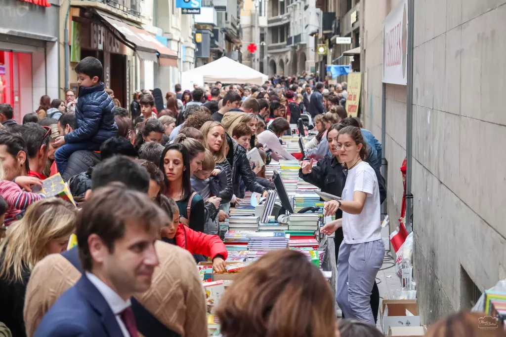 Ambient de festa a Lleida per celebrar la Diada de Sant Jordi