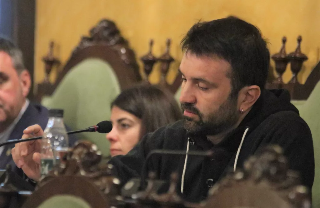 L'exregidor de la CUP Lleida, Pau Juvillà, a un pas del judici per no retirar els llaços grocs de la Paeria