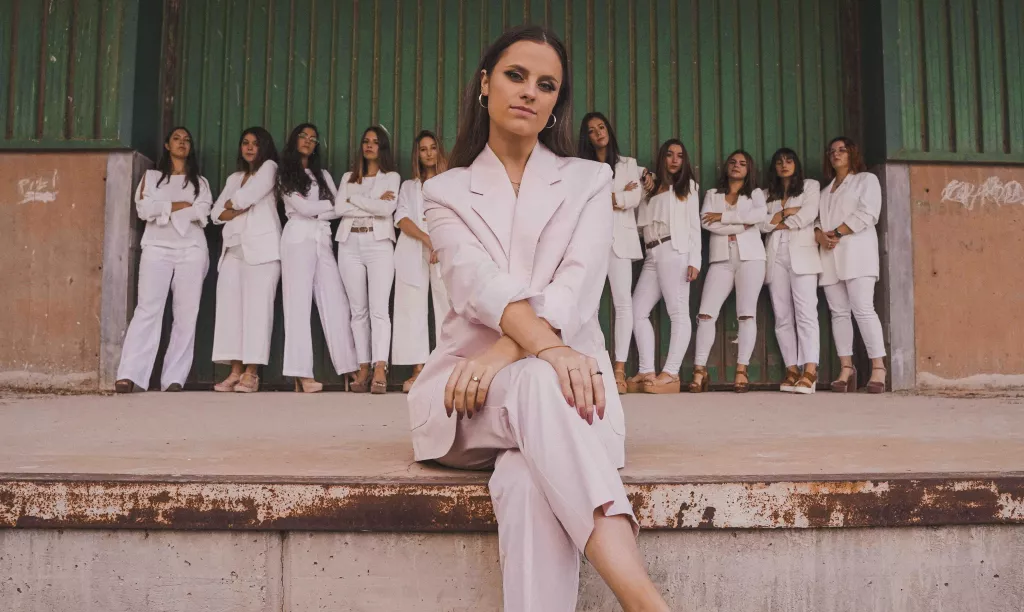 ⏯️ La cantant lleidatana Júlia Sanfeliu presenta el seu primer single
