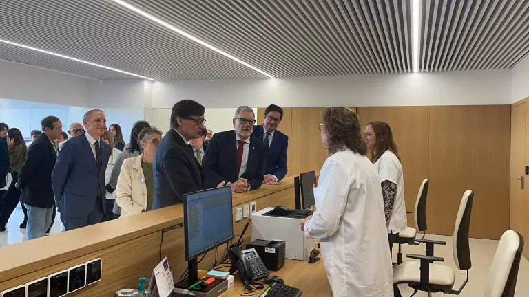 L’Hospital Arnau de Vilanova inaugura el nou edifici de Consultes Externes i acull la signatura del conveni de digitalització sanitària