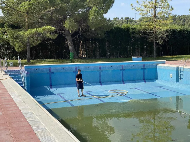 Castelldans comença a netejar les piscines municipals